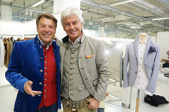 Patrick Lindner in seinem neuen - bühnentauglichen Wiesn-Outfit und Frederic Meisner, der in diesem Jahr seine erste Kollektion auf den Markt brachte (©Foto: MartiN Schmitz)